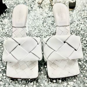 Authentic Bottega Veneta White 39. Pre Owned